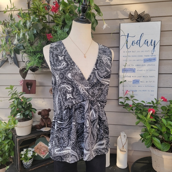 LOFT ♡ Gorgeous Black 'n White Paisley V Neck Babydoll Sleeveless Blouse XS|S/M - Picture 4 of 15